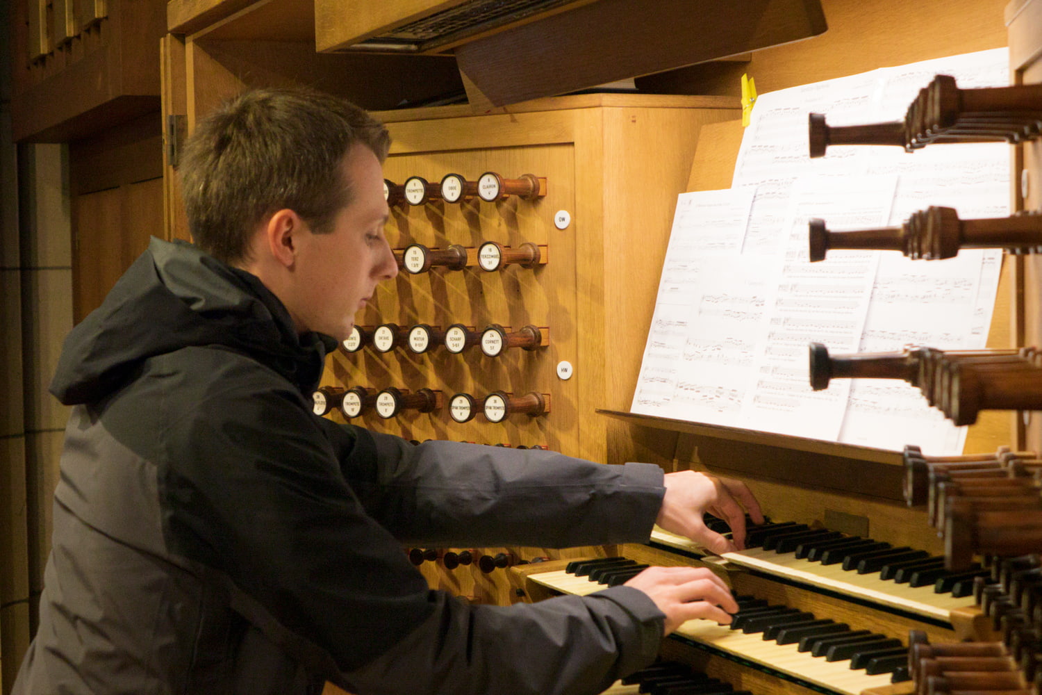 Dommusikassistent Gerhard Raab an der Rudigierorgel