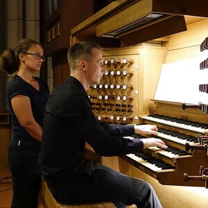 Gerhard Raab mit Registrantin Theresa Zöpfl an der Rudigierorgel beim RAUMKLANG