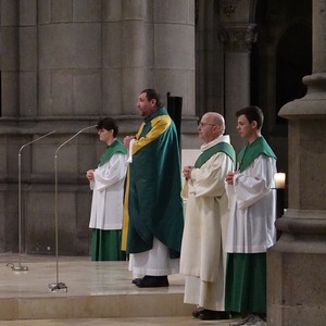 Domkurat Josef Keplinger und Diakon Peter Schwarzenbacher mit Ministranten