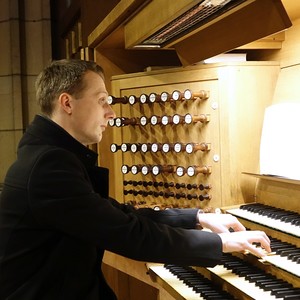 Dommusikassistent Gerhard Raab an der Rudigierorgel