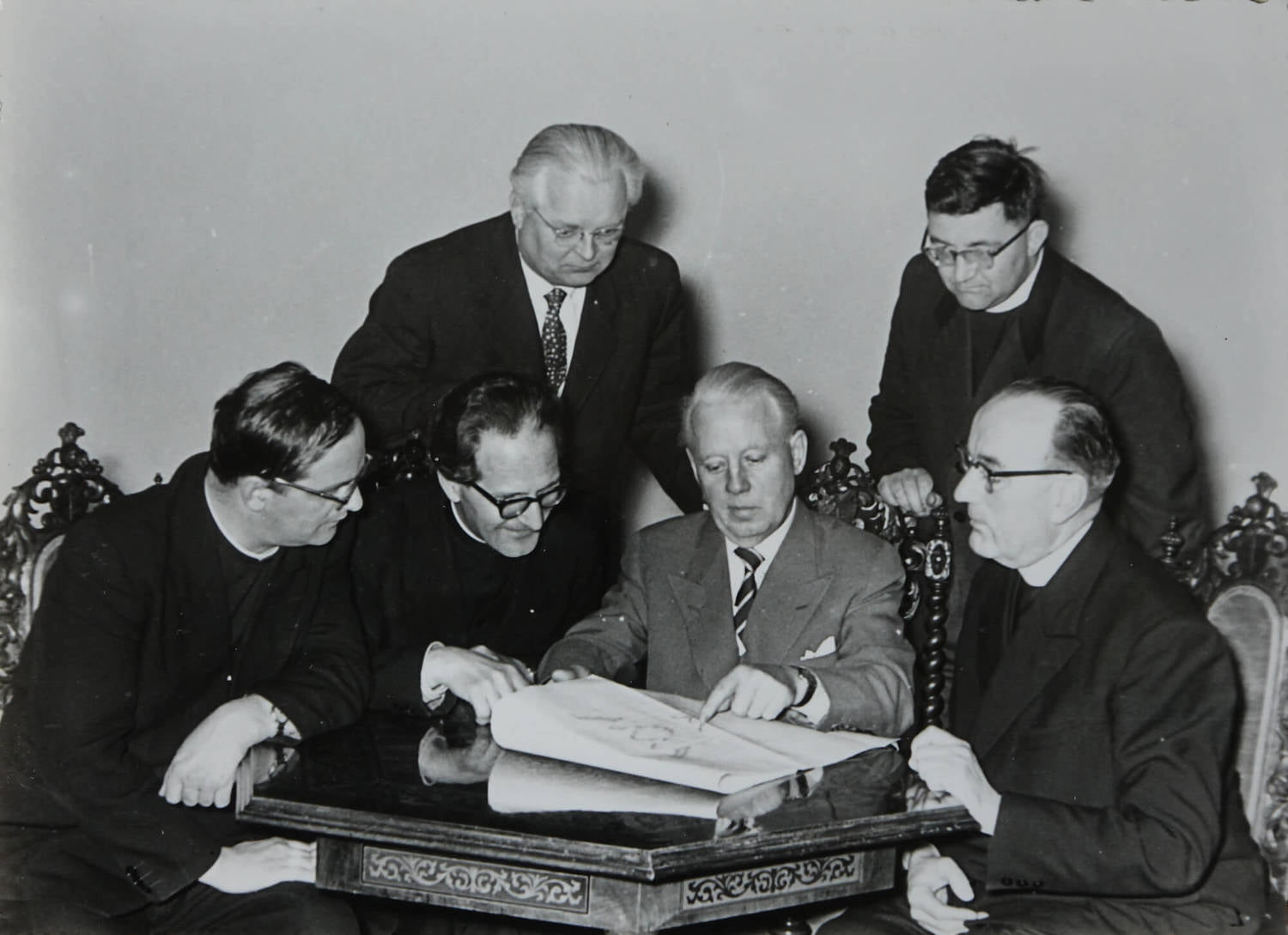 Erstes Treffen mit Sybrand Zachariassen im Dompfarrhof Linz (1959): Hermann Kronsteiner, Josef Kronsteiner, Egon Krauss, Sybrand Zachariassen, Heinrich Hirscher, Josef Ledl (von links nach rechts). 