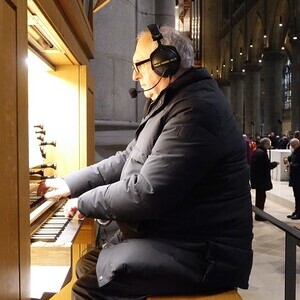 Domorganist Wolfgang Kreuzhuber an der Chororgel