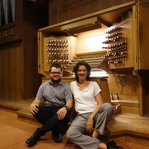 Elke Eckerstorfer mit Registrant Florian Zethofer an der Rudigierorgel