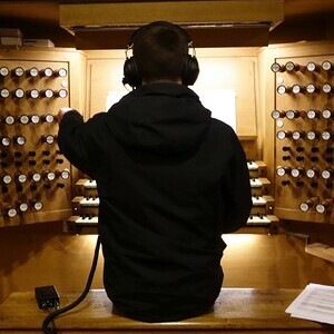 Dommusikassistent Gerhard Raab an der Rudigierorgel