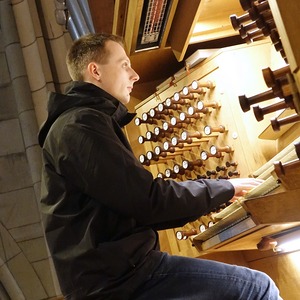 Dommusikassistent Gerhard Raab an der Rudigierorgel