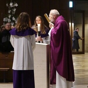Dompropst Wilhelm Vieböck mit Ministrantinnen