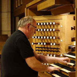 Domorganist Wolfgang Kreuzhuber an der Rudigierorgel