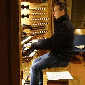 Dommusikassistent Gerhard Raab an der Rudigierorgel