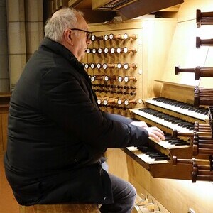 Domorganist Wolfgang Kreuzhuber an der Rudigierorgel