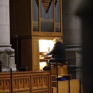Domorganist Wolfgang Kreuzhuber an der Chororgel