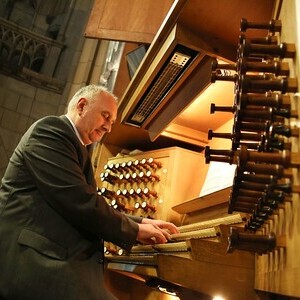 Domorganist Wolfgang Kreuzhuber an der Rudigierorgel