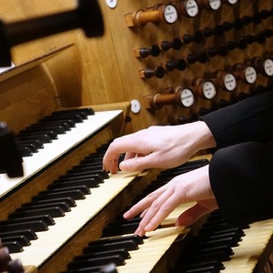 Dommusikassistent Gerhard Raab an der Rudigierorgel