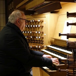 Domorganist Wolfgang Kreuzhuber an der Rudigierorgel