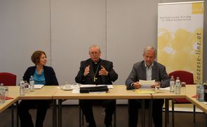 V. l.: Mag.a Lucia Göbesberger, Diözesanbischof Dr. Ludwig Schwarz, Univ.-Prof. Dr. Michael Rosenberger