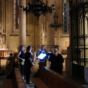 Saxophonquartett (Andrea Edlbauer, Marina Nentwich, Evelyne Leeb, Johanna Kirner) des Ensembles SAX12 in der Votivkapelle