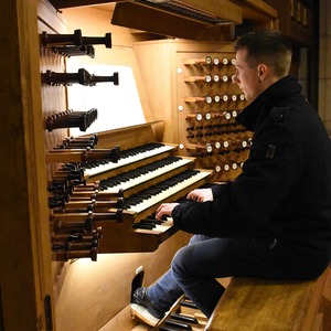 Dommusikassistent Gerhard Raab an der Rudigierorgel