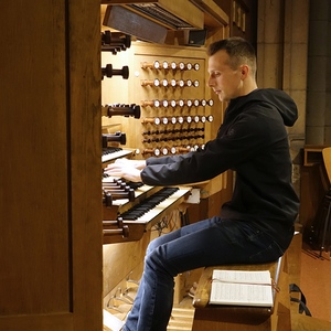 Dommusikassistent Gerhard Raab an der Rudigierorgel