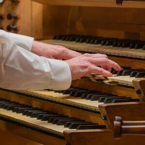 Ben van Oosten an der Rudigierorgel