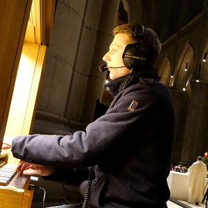 Dommusikassistent Gerhard Raab an der Chororgel