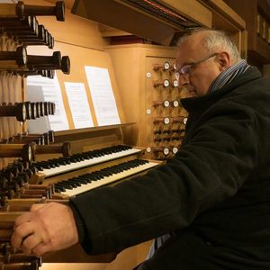 Domorganist Wolfgang Kreuzhuber an der Rudigierorgel