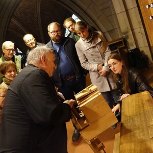 Weiterbildung für Domführer:innen an der Rudigierorgel mit Domorganist Wolfgang Kreuzhuber / © Dommusikverein Linz/Stefanie Petelin Weiterbildung für Domführer:innen an der Rudigierorgel mit Domorganist Wolfgang Kreuzhuber