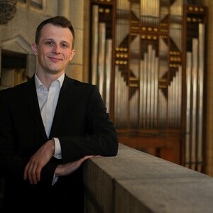 Gerhard Raab vor der Rudigierorgel