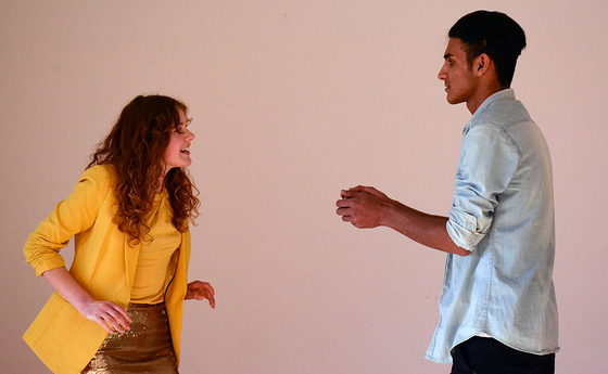 Helena Mühlbachler und Franzi Rashidi bei der Probe in ihren Rollen als Helena und Lysander