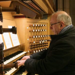 Domorganist Wolfgang Kreuzhuber an der Rudigierorgel