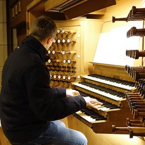 Dommusikassistent Gerhard Raab an der Rudigierorgel