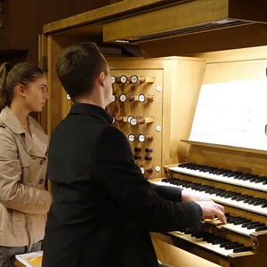 Dommusikassistent Gerhard Raab mit Registrantin Anne-Sophie Baehr an der Rudigierorgel