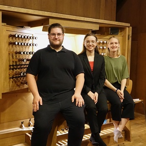 Sarah-Maria Pilwax an der Rudigierorgel inmitten ihrer beiden Registrant:innen