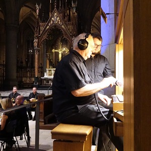 Domorganist Wolfgang Kreuzhuber mit Registrant Florian Zethofer an der Chororgel