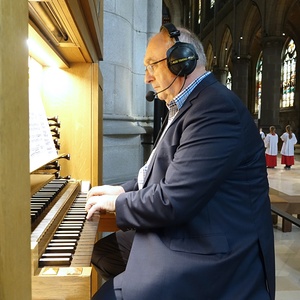 Domorganist Wolfgang Kreuzhuber an der Chororgel