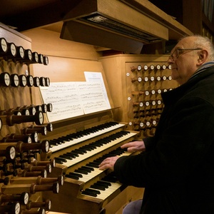 Domorganist Wolfgang Kreuzhuber an der Rudigierorgel