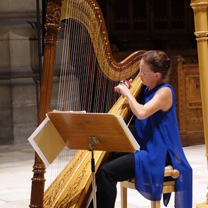 Martina Rifesser an der Harfe
