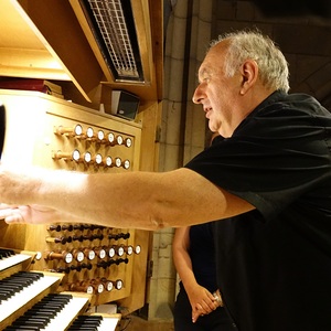 Domorganist Wolfgang Kreuzhuber legt die Noten auf ...