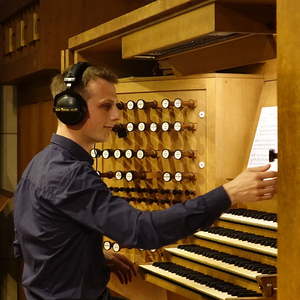 Dommusikassistent Gerhard Raab an der Rudigierorgel