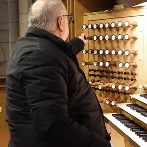 Domorganist Wolfgang Kreuzhuber an der Rudigierorgel