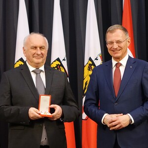 Landeshauptmann Thomas Stelzer überreicht Domorganist Wolfgang Kreuzhuber das Goldene Ehrenzeichen für Verdienste um die Republik Österreich