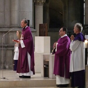 Domkapitular Martin Füreder und Diakon Anton Birngruber mit Ministrant:innen