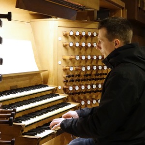 Dommusikassistent Gerhard Raab an der Rudigierorgel