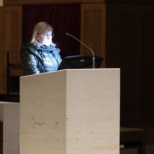 Angelika Stummer bei der Rezitation