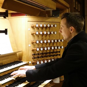 Dommusikassistent Gerhard Raab an der Rudigierorgel