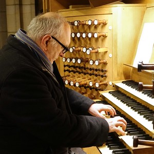 Domorganist Wolfgang Kreuzhuber an der Rudigierorgel