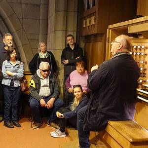 Domorganist Wolfgang Kreuzhuber mit großen und kleinen Orgelentdeckerinnen und Orgelentdeckern an der Rudigierorgel