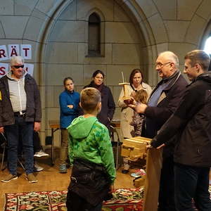 Domorganist Wolfgang Kreuzhuber und Dommusikassistent Gerhard Raab mit den großen und kleinen Orgelentdeckerinnen und Orgelentdeckern