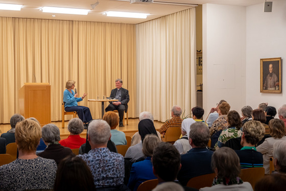 Mehr als 70 Personen kamen in das Linzer Priesterseminar um an der Buchpräsentation teilzunehmen.
