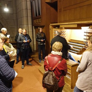 Weiterbildung für Domführer:innen an der Rudigierorgel mit Domorganist Wolfgang Kreuzhuber / © Dommusikverein Linz/Stefanie Petelin Weiterbildung für Domführer:innen an der Rudigierorgel mit Domorganist Wolfgang Kreuzhuber
