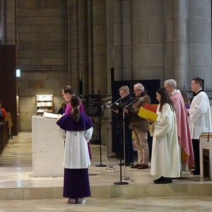 Diakon Anton Birngruber, Lektoren Christoph Niemand, Udo Krainhöfner, Bischofsvikar Johann Hintermaier und Pastoralassistentin Estelle Höllhumer beim Evangelium