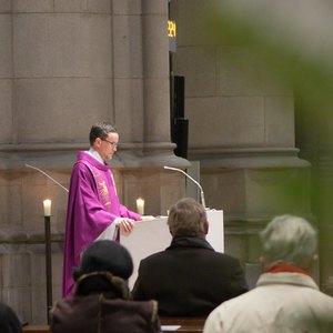 Regens Michael Münzner bei der Predigt